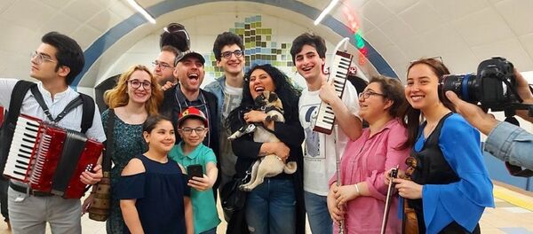 Музыкальный флешмоб Аниты Рачвелишвили и юных музыкантов в тбилисском метро Музыкальный флешмоб Аниты Рачвелишвили и юных музыкантов в тбилисском метро - Sputnik Грузия