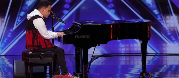 Парень с аутизмом и слепотой взорвал Сеть пением на шоу талантов – видео Парень с аутизмом и слепотой взорвал Сеть пением на шоу талантов – видео - Sputnik Грузия