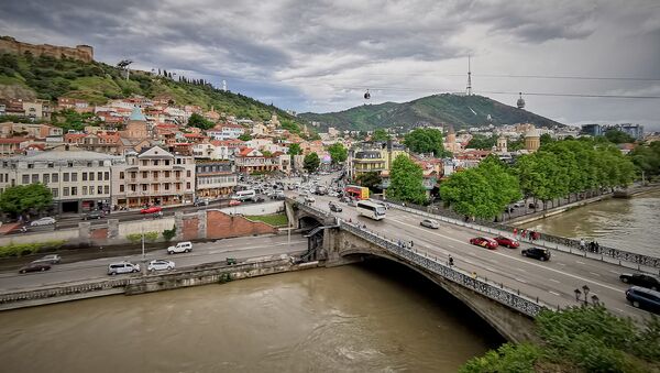 Вид на город Тбилиси - Метехский мост и Мтацминда - в пасмурную погоду - Sputnik Грузия