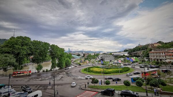 Вид на город Тбилиси в пасмурную погоду. Площадь Европы и парк Рике - Sputnik Грузия