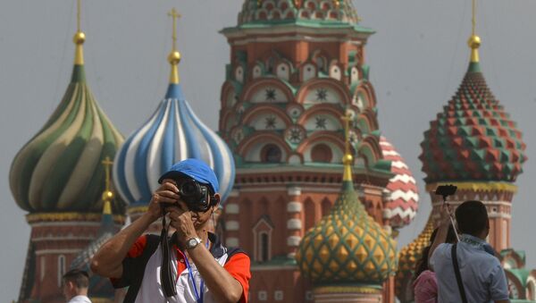 Турист фотографирует на Красной площади в Москве - Sputnik Грузия