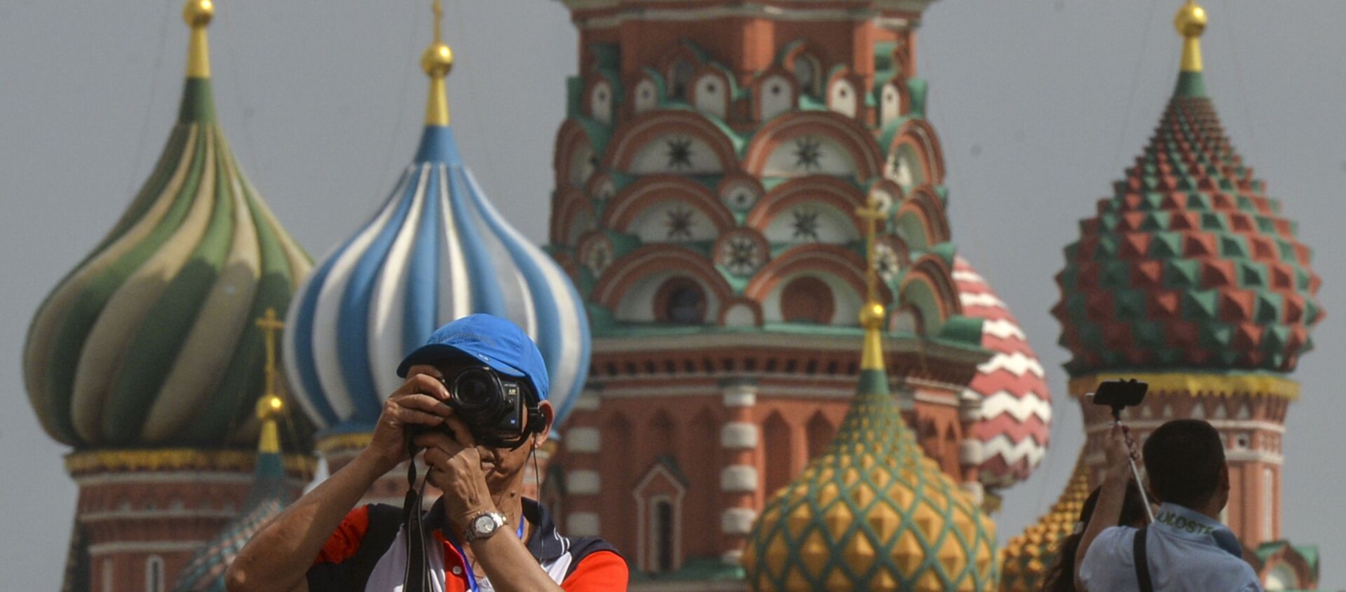 Турист фотографирует на Красной площади в Москве - Sputnik Грузия, 1920, 27.05.2021