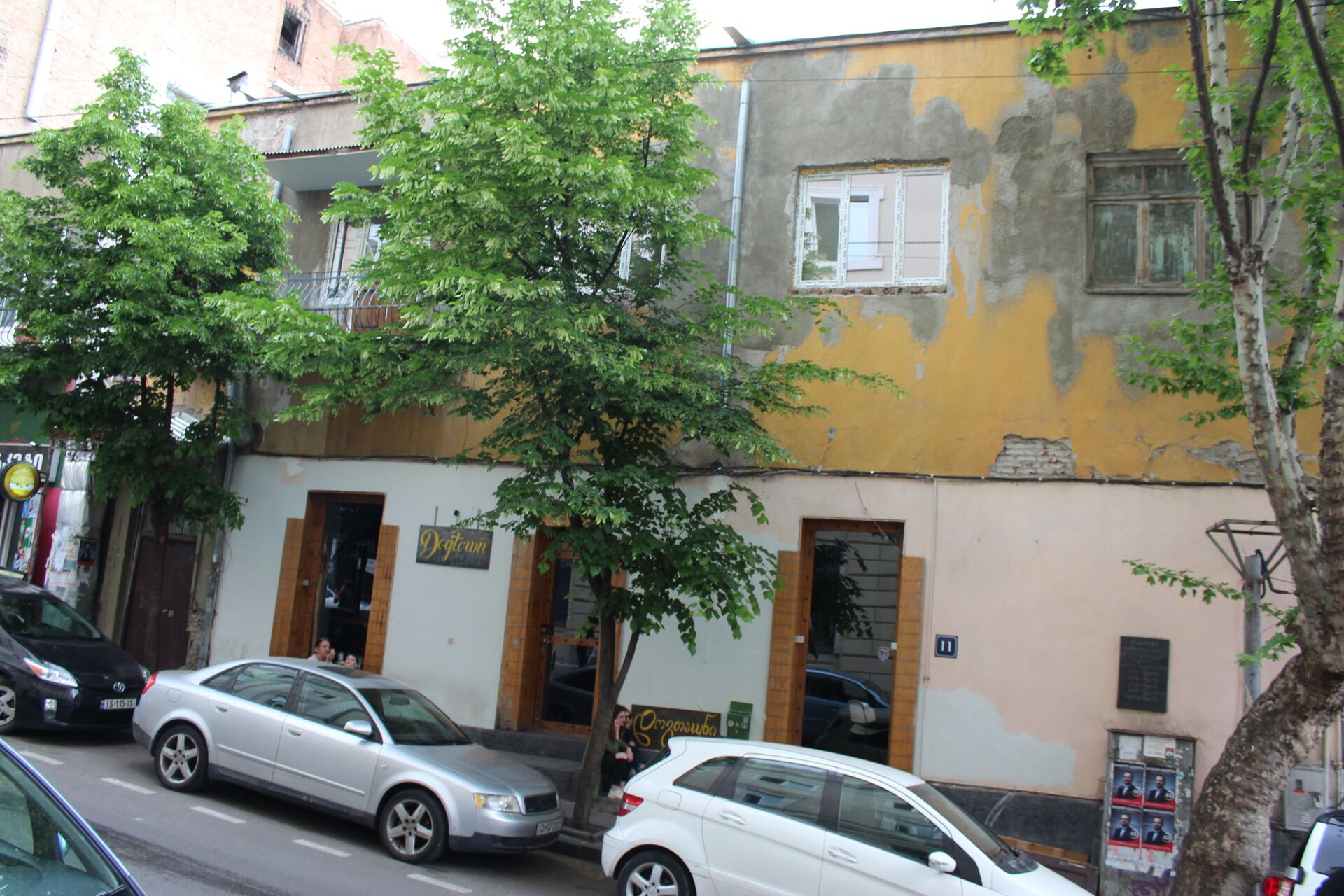 В этом двухэтажном доме жил Булат Окуджава - Sputnik Грузия, 1920, 09.05.2024