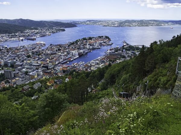 Со смотровой площадки на город Берген в Норвегии открывается необыкновенный вид. Внизу лежит город, который гигантским языком высовывается в синь фьорда - Sputnik Грузия