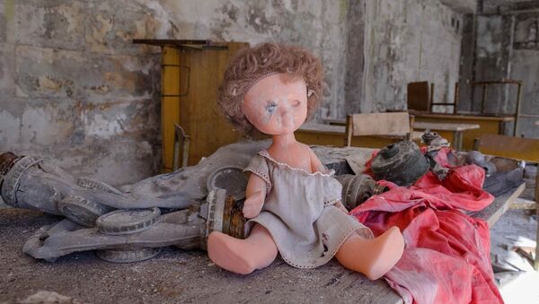 Кукла в заброшенном здании. Чернобыль - Sputnik Грузия