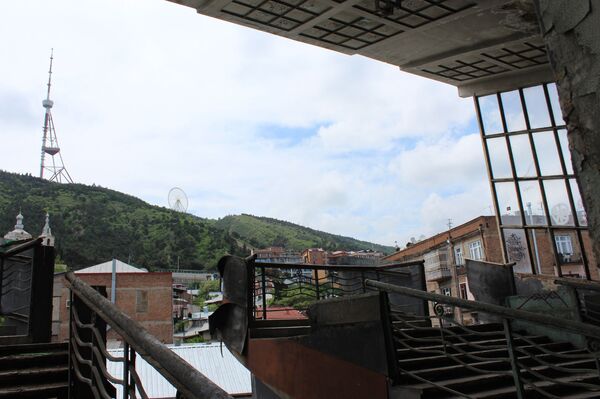 Как выглядит самое заброшенное здание Тбилиси — здесь начинается путь в прошлое - Sputnik Грузия