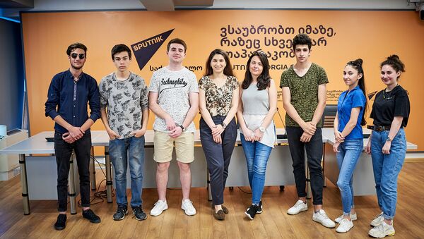Награждение сертификатами школьников - участников проекта Sputnik Taoba - Sputnik Грузия