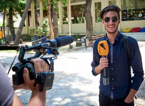 Также участники проекта выступили в роли репортеров, ведущих в прямом эфире репортаж с места событий - Sputnik Грузия