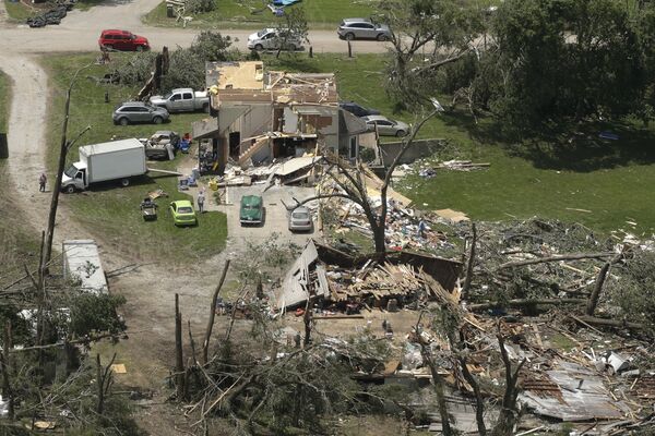 Иногда удары стихии столь сильны, что значительно меняют окружающий пейзаж. Так выглядят разрушения у города Эудора в штате Канзас - Sputnik Грузия