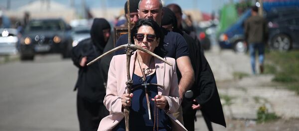 Президент Грузии с крестом в руках прошла часть пути Святой Нино Президент Грузии с крестом в руках прошла часть пути Святой Нино - Sputnik Грузия