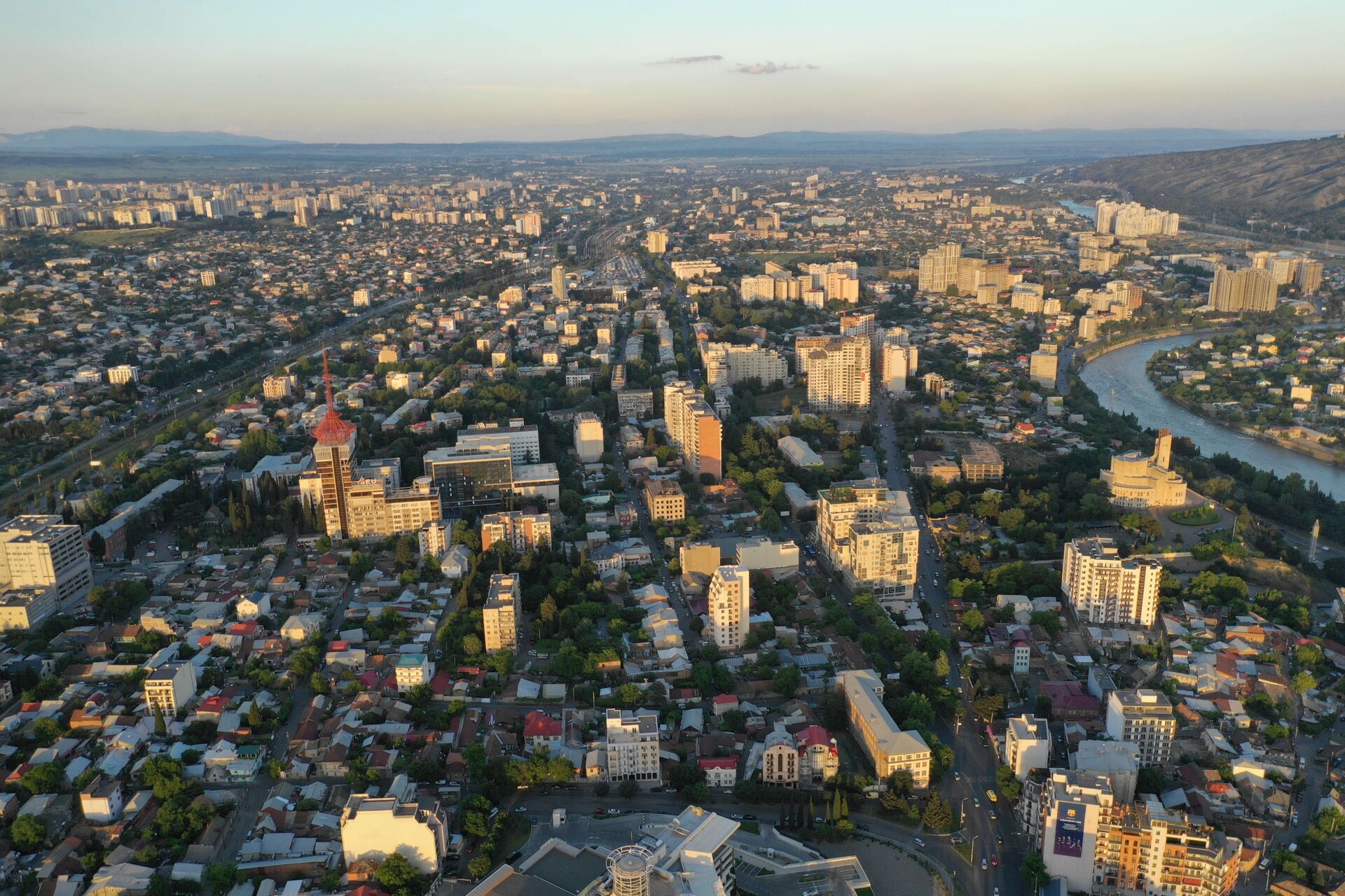 Вид на город Тбилиси с высоты птичьего полета - район Исани - Sputnik Грузия, 1920, 09.11.2022