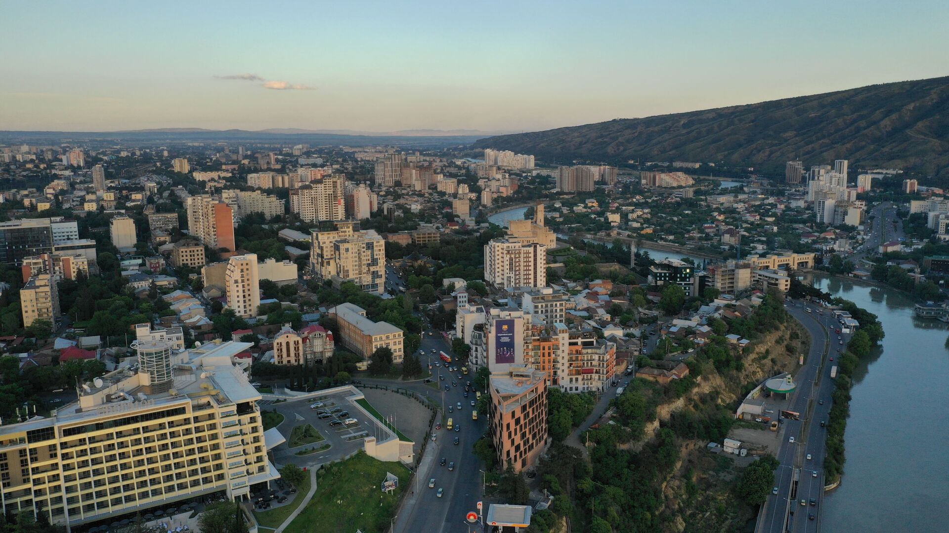 Вид на город Тбилиси с высоты птичьего полета -  район Исани - Самгори - Sputnik Грузия, 1920, 23.08.2023