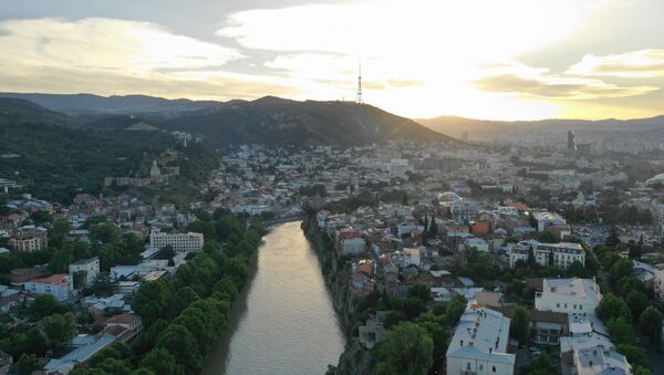 Вид на город Тбилиси с высоты птичьего полета - Мтацминда и набережная - Sputnik Грузия