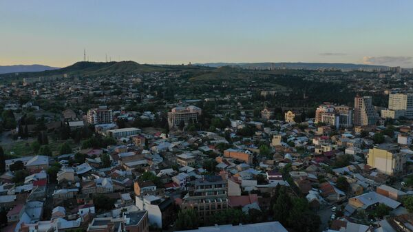 Вид на город Тбилиси с высоты птичьего полета на закате - Sputnik Грузия