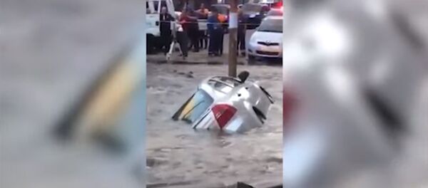 ჟვანიას მოედანზე ცენტრალური მილი გასკდა ჟვანიას მოედანზე ცენტრალური მილი გასკდა - Sputnik საქართველო