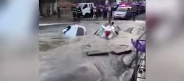 Наводнение в центре столицы Грузии из-за прорванной трубы - видео очевидца - Sputnik Грузия