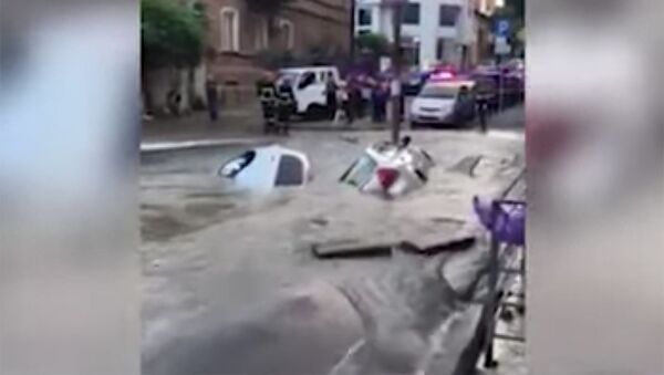 Наводнение в центре столицы Грузии из-за прорванной трубы - видео очевидца - Sputnik Грузия