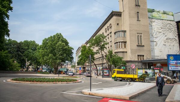 Поворот на площадь с улицы Бараташвили. Из серии Площадь Орбелиани после реконструкции - Sputnik Грузия