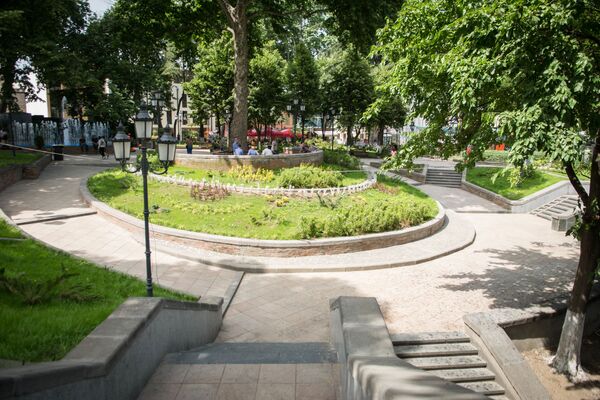 Также новую жизнь получил небольшой парк, расположенный на площади - Sputnik Грузия