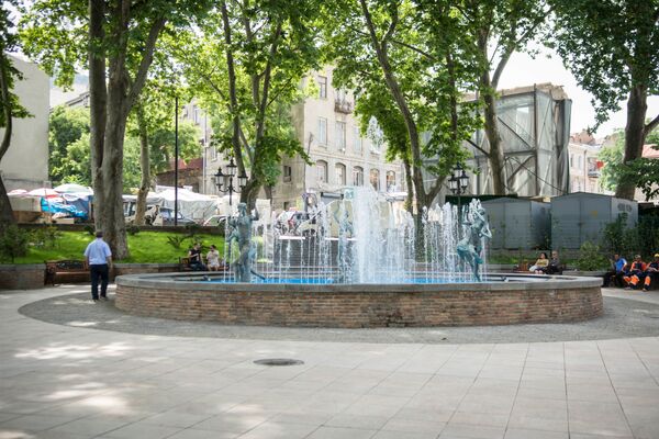 Парк на площади украсил обновленный фонтан - Sputnik Грузия
