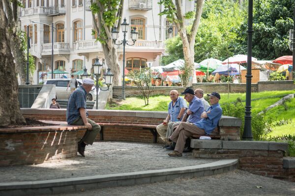 Не успели рабочие покинуть территорию площади Орбелиани, люди сразу заняли новые скамейки в парке  - Sputnik Грузия