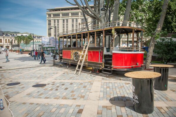 Тут же появился и старинный трамвайный вагончик, который стал настоящим уличным украшением. Наверняка, тут будет фотографироваться множество туристов на память - Sputnik Грузия