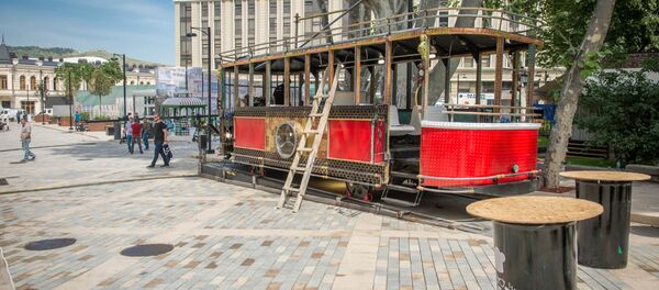 Старый трамвайный вагончик как уличное украшение. Из серии Площадь Орбелиани после реконструкции - Sputnik Грузия