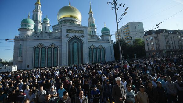 Мусульмане перед намазом в день праздника Ураза-байрам у Соборной мечети в Москве - Sputnik Грузия