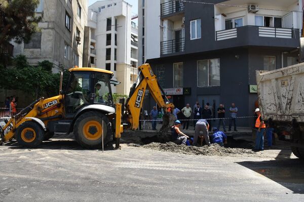 Наводнение и обвал дороги - в Тбилиси вновь прорвало водопровод - Sputnik Грузия