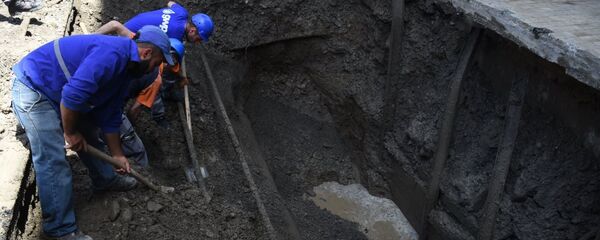 Ремонтные работы на улице Мгалоблишвили в Тбилиси после аварии на водопроводе  - Sputnik Грузия