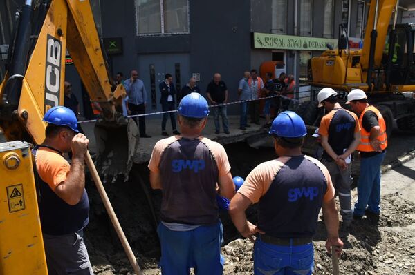 Наводнение и обвал дороги - в Тбилиси вновь прорвало водопровод - Sputnik Грузия