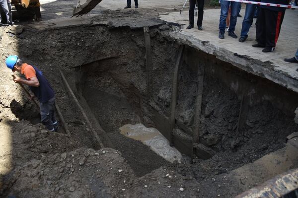 Наводнение и обвал дороги - в Тбилиси вновь прорвало водопровод - Sputnik Грузия