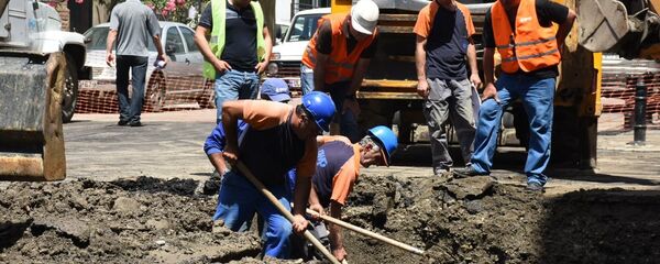 Ремонтные работы на улице Мгалоблишвили в Тбилиси после аварии на водопроводе  - Sputnik Грузия