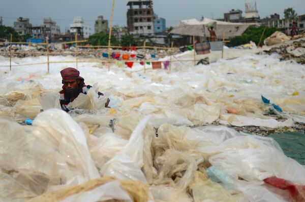 Мужчина сортирует пластик в Дакке, Бангладеш - Sputnik Грузия