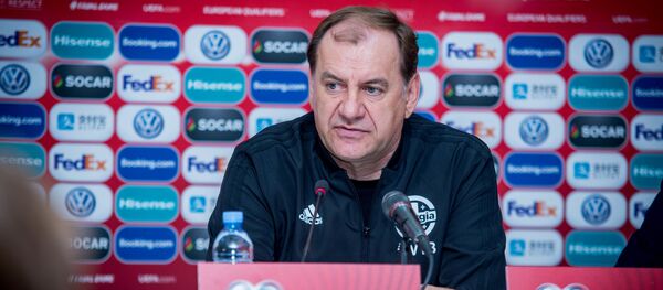 Владимир Вайсс - тренер футбольной сборной Грузии на пресс-конференции - Sputnik Грузия