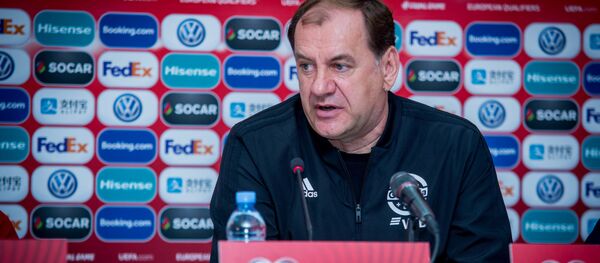 Владимир Вайсс - тренер футбольной сборной Грузии на пресс-конференции Владимир Вайсс - тренер футбольной сборной Грузии на пресс-конференции - Sputnik Грузия