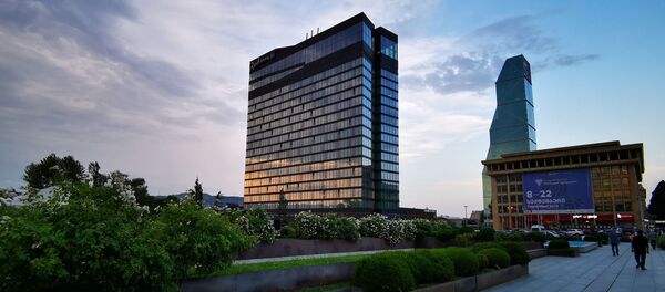 Здания отелей на площади Первой республики в Тбилиси - вечер - Sputnik Грузия