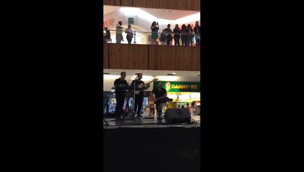 В Мехико музыканты сыграли мелодию из Титаника в затопленном торговом центре – видео - Sputnik Грузия