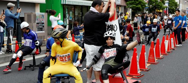 Гонки на офисных креслах в Японии Гонки на офисных креслах в Японии - Sputnik Грузия