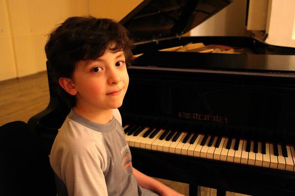 ცხრა წლის ქართველი „მოცარტის ამბავი და დედის ხსოვნისადმი მიძღვნილი პირველი კონცერტი ცხრა წლის ქართველი „მოცარტის ამბავი და დედის ხსოვნისადმი მიძღვნილი პირველი კონცერტი - Sputnik საქართველო