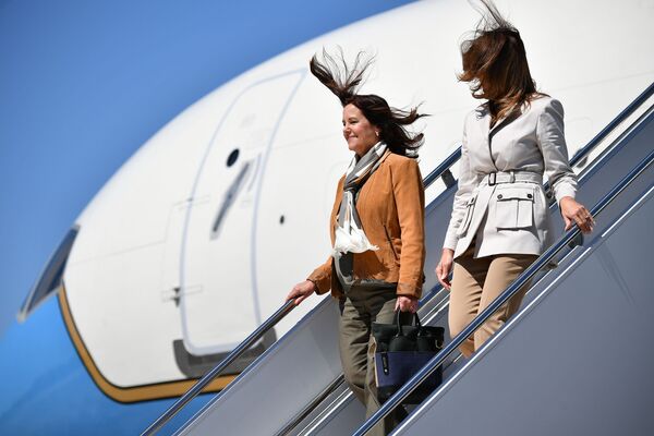 Первая леди США Мелания Трамп и жена вице-президента США Майка Пенса Карен Пенс покидают самолет после прибытия в Форт-Брэгг в Северной Каролине - Sputnik Грузия
