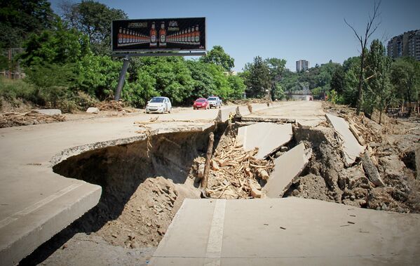 Потом вода хлынула в ущелье, затопила и разрушила автомобильную дорогу Ваке-Сабуртало - Sputnik Грузия