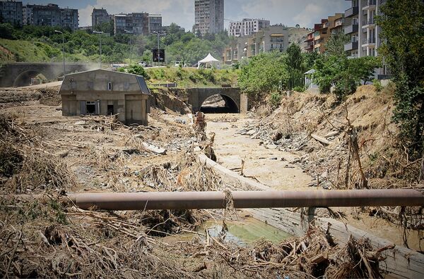 Так после наводнения выглядел центр Тбилиси. Это разрушенная бушующей водой часть трассы Ваке-Сабуртало и прилегающая к ней территория у парка Мзиури - Sputnik Грузия
