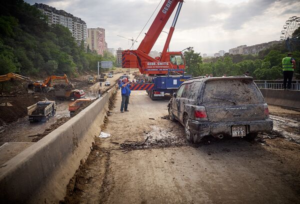 Работы по расчистке завалов на трассе Ваке-Сабуртало после наводнения были начаты немедленно - Sputnik Грузия