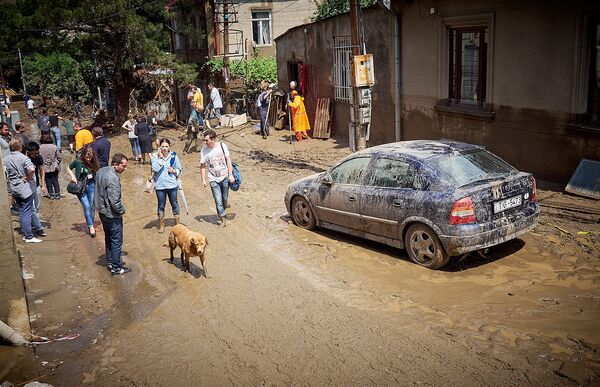 Жители улицы Сванидзе на утро после наводнения. Эта улица первой приняла на себя удар разбушевавшейся реки Вере - Sputnik Грузия