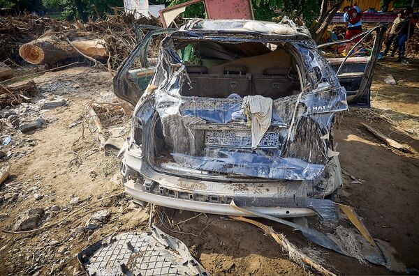Остается надеяться, что пассажиры этой машины сумели спастись во время наводнения - Sputnik Грузия