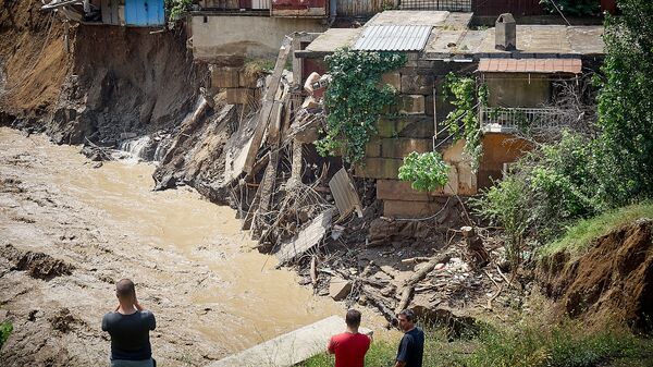 Разлив реки Вере в Тбилиси – вода унесла легковой автомобиль c водителем