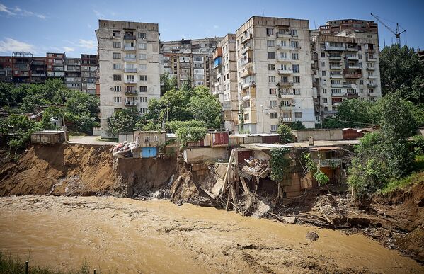 От наводнения вначале пострадали частные постройки и дома, расположенные в нижней части ущелья в районе Ваке - Sputnik Грузия