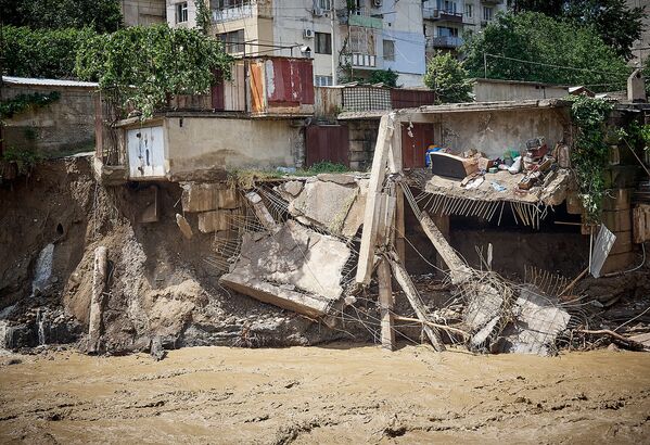 Разрушенная наводнением инфраструктура, часть дороги и постройки в ущелье реки Вере - Sputnik Грузия