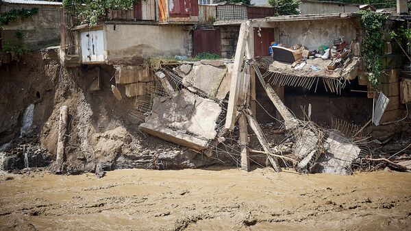 Разрушенные частные постройки в районе Ваке в ущелье, по которому текла река Вере. Из серии Тбилисское наводнение 13 июня - Sputnik Грузия